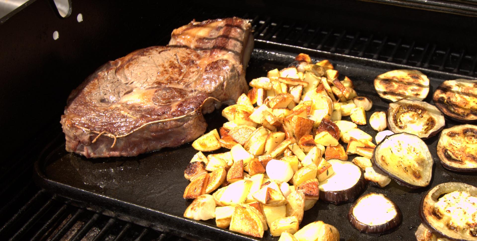 Côte de bœuf, pommes sautées et aubergine grillée